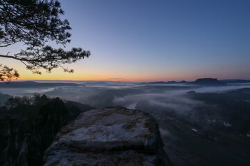 sonnenaufgang neebeliger morgen nebel bastei sächsische schweiz