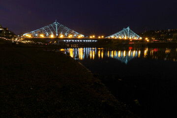 dresden blaues wunder loschwitzer brücke bei nacht weihnachtsmarkt könrerplatz schillerplatz elbe...