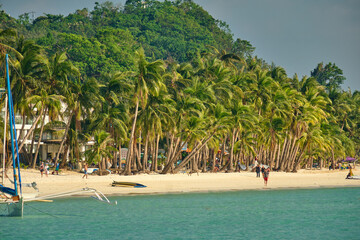 Wit strand van Boracay-eiland. Toeristen lopen langs het strand en zwemmen in de zee. Een paar dagen voor de uitbraak van het coronavirus.