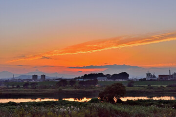 夕陽に赤く染まる相模川