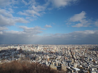 Obraz premium 山の頂上から観た札幌の街並み