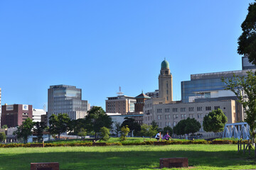 Obraz premium 横浜赤レンガ倉庫から見る横浜税関