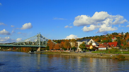 Stahlbrücke "Blaues Wunder" spannt sich bei Dresden über die Elbe unter blauem Himmel im Herbst