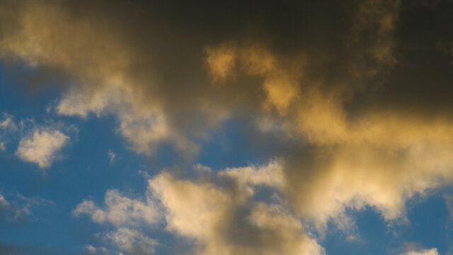 Ciel romantique lors du coucher du soleil. Les jeux de lumière sont resplendissants sous ce cumulus de basse altitude © Anthony