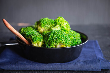 .Cook fresh broccoli vegetables Health food