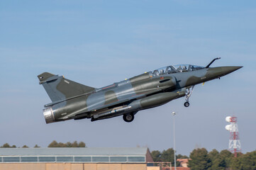 Avi&oacute;n de combate de ala delta despegando