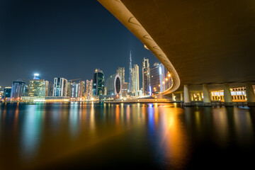 Dubai Skyline unter der Brücke mit Burj Khalifa, Nachtleben in Dubai, Architektur in Dubai