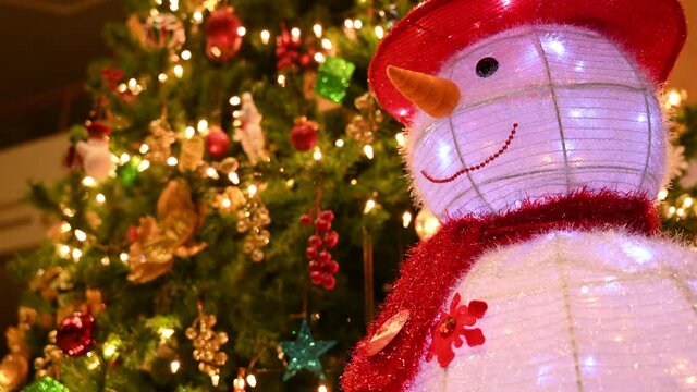 Footage 4k B-roll Snowman Christmas tree lights glittering at night With christmas ball and new year interior decoration