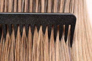 Fototapeta premium closeup of blonde hair with a comb running through it