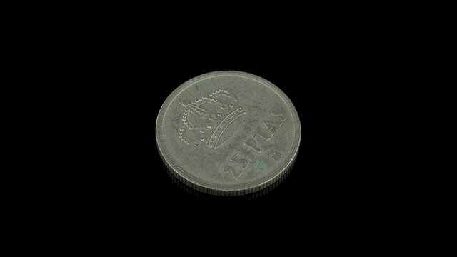 1982 coin of Span 25 pesetas representing a crown