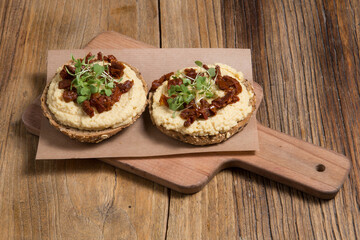 Toast with hummus.
