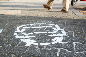 Aufgemaltes Piktogramm Mundschutzpflicht in einer Fußgängerzone in Düsseldorf