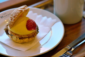 カフェで頂くイチゴシュークリーム