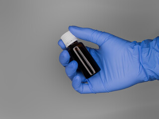 Blauer Handschuh mit Medikament 2