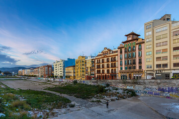Malaga al tramonto, foto di città urbana e storica al tramonto.