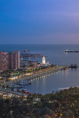 Fototapeta na wymiar Malaga al tramonto, foto di città urbana e storica al tramonto.