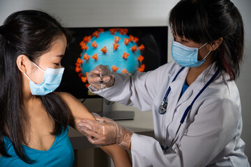 Vaccin Covid-19, médecin, vaccination d'une femme asiatique.