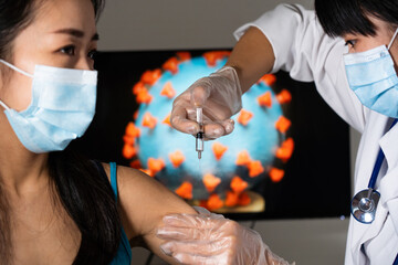 Vaccin Covid-19, médecin, vaccination d'une femme asiatique.