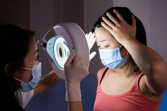 Consultation de dermatologie, m&eacute;decin et patiente asiatiques.