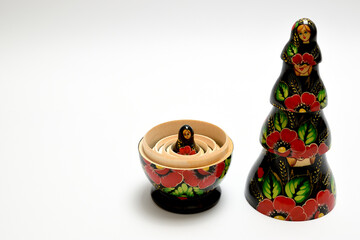 Disassembled set of Russian nesting dolls. The upper parts are folded in a pyramid. The smallest doll remains at the base.