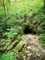 Senderismo por rutas del Bizkaia, cuevas misteriosas.