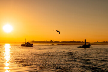 Obraz premium beautiful silhouette of istanbul city at sunset