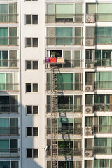Fototapeta na wymiar The scene of a ladder truck pulling down the windows of a high-rise apartment building.
