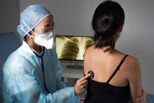Consultation d'une patiente chez le m&eacute;decin g&eacute;n&eacute;raliste, auscultation poumons.