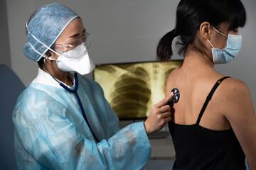 Consultation d'une patiente chez le médecin généraliste, auscultation poumons.