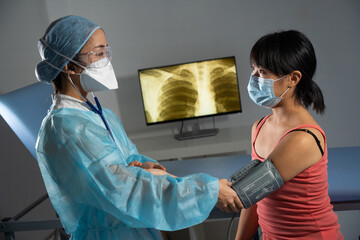 Consultation d'une patiente, poumons, et pression artérielle.