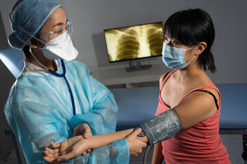 Consultation d'une patiente, poumons, et pression artérielle.