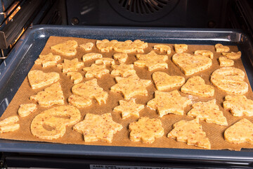 In der Weihnachtszeit ist das Backen von Weihnachtskeksen nicht nur für Kinder ein Vergnügen