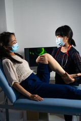 Consultation pour une douleur au genou, radiographie du genou sur écran.