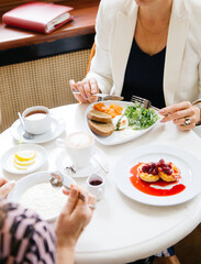 Obraz na płótnie Canvas Two women eating breakfast