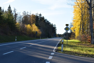 kurvige Eifelstraße von der Hohen Acht nach Jammelshofen im Herbst