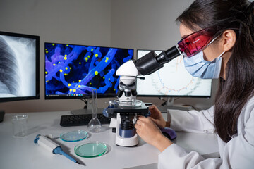 Chercheur femme asiatique dans un laboratoire de recherche.