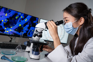 Femme asiatique utilisant un microscope et imagerie médicale de virus.