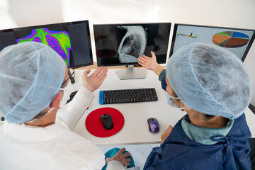 Deux médecins analysent des images médicales de cas de Covid-19.