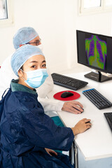 Deux médecins analysent des images médicales de cas de Covid-19.