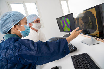 Fototapeta premium Deux médecins analysent des images médicales de cas de Covid-19.