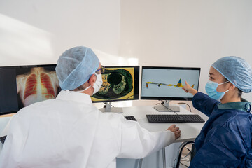 Deux médecins analysent des images médicales de cas de Covid-19.