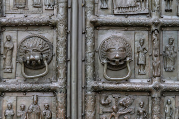 old doors, handles with a lion's head, Kremlin, Veliky Novgorod, autumn 2020