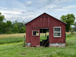Obraz premium Red Barn in Field