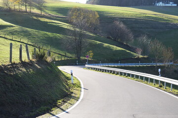 kurvige Eifelstraße von der Hohen Acht nach Jammelshofen im Herbst