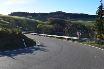 kurvige Eifelstraße von der Hohen Acht nach Jammelshofen im Herbst
