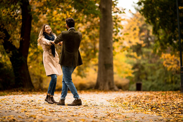 Obraz premium Young couple having fun in the autumn park