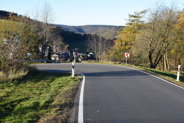 kurvige Eifelstraße von der Hohen Acht nach Jammelshofen im Herbst
