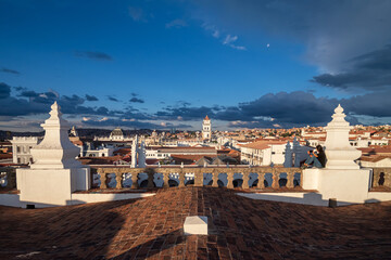 Obraz premium Woman taking pictures of the views over Sucre and its Belltower from a rooftop at Sucre, Bolivia
