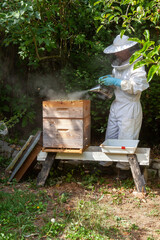 Apiculture - visite sanitaire d'une ruche - enfumage