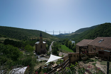 Peyre, village médiéval au dessus du tarn, avec son église troglodytique en Aveyron.	